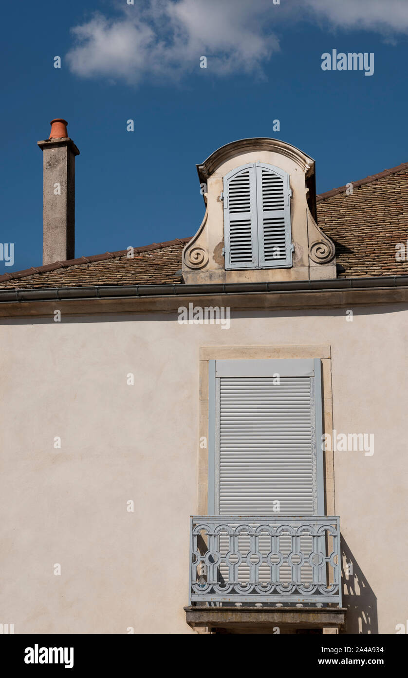 Eine typisch französische Fenster in Cote de Beaune, Frankreich gefunden. Stockfoto