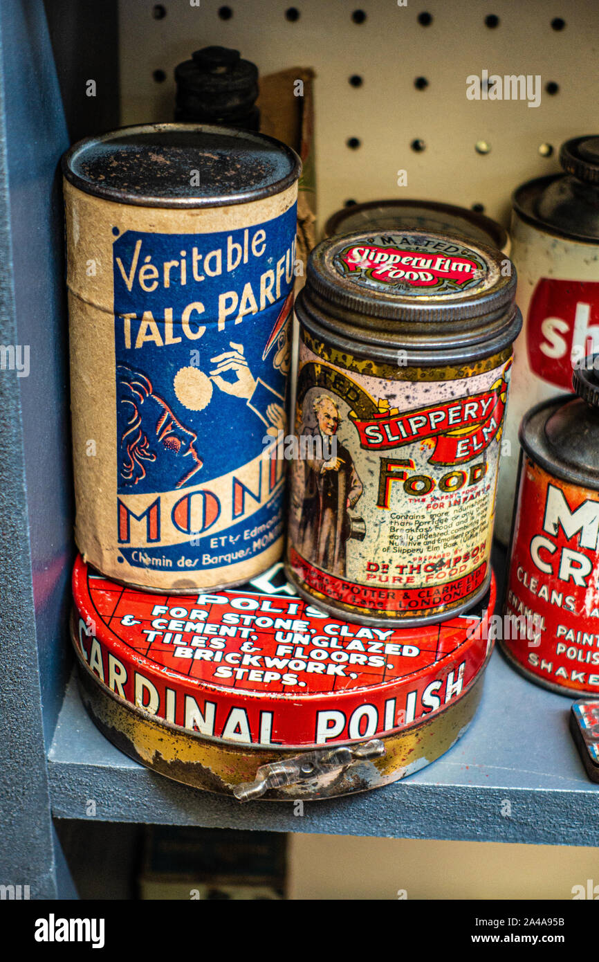 Anzeige der antike Metall tin Boxen Stockfoto