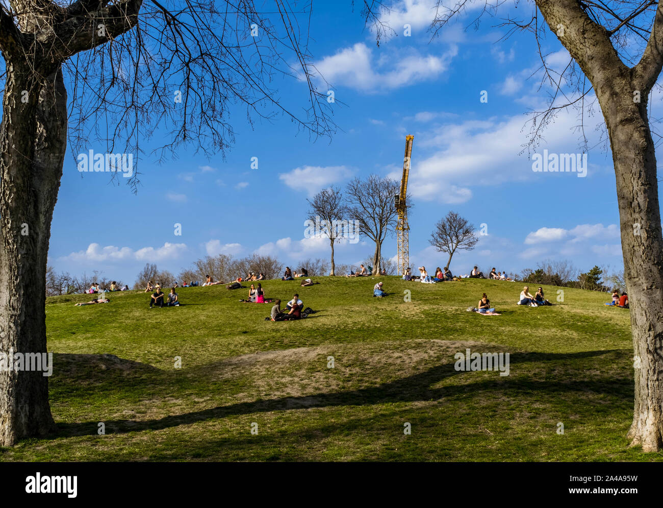 Die Menschen genießen die warmen und sonnigen Frühling in Budapest City Park. Stockfoto