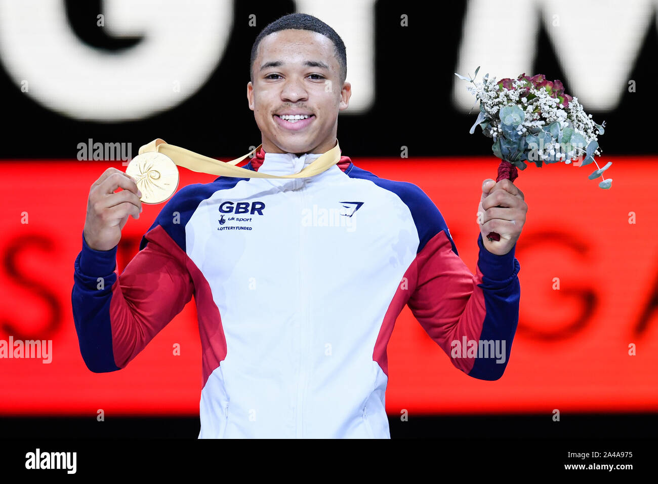 Stuttgart, Deutschland. 13 Okt, 2019. Gymnastik: Weltmeisterschaft, gerätefinale, Männer, Bars: Joe Fraser aus Großbritannien bei der Preisverleihung mit der Goldmedaille Credit: Tom Weller/dpa/Alamy leben Nachrichten Stockfoto