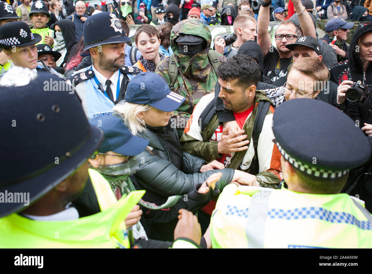 Der Londoner Metropolitan Police anzugehen und Verhaftung antifa Anhänger an die Anti Trump März in London Stockfoto
