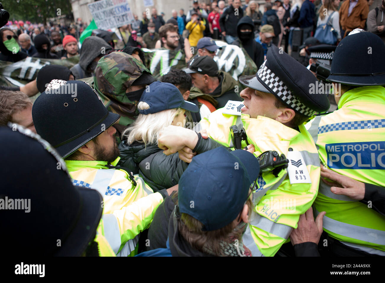 Der Londoner Metropolitan Police anzugehen und Verhaftung antifa Anhänger an die Anti Trump März in London Stockfoto