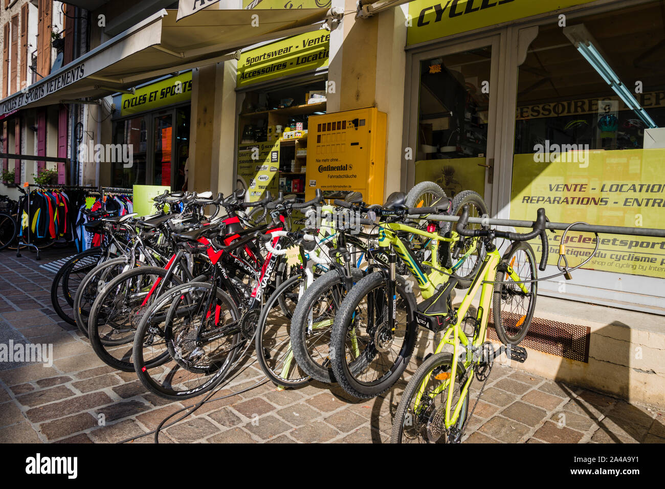 Fahrradverleih und Cycle shop in Bourg d'Oisans, Französische Alpen, Frankreich. Stockfoto