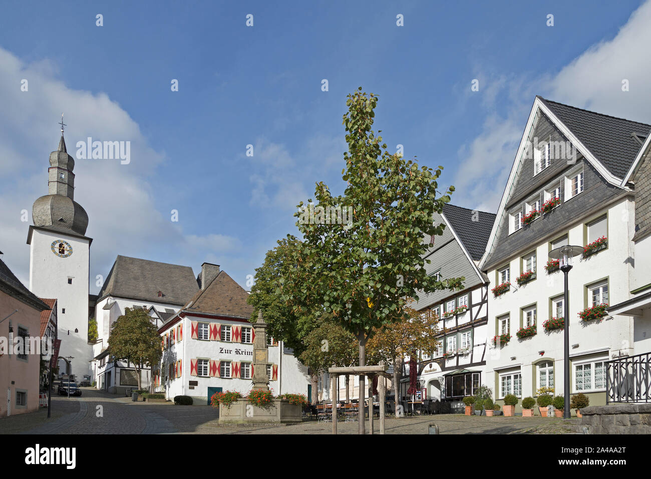 Der alte Markt mit Glockenturm und Maximilian Brunnen, Arnsberg, Sauerland, Nordrhein-Westfalen, Deutschland Stockfoto