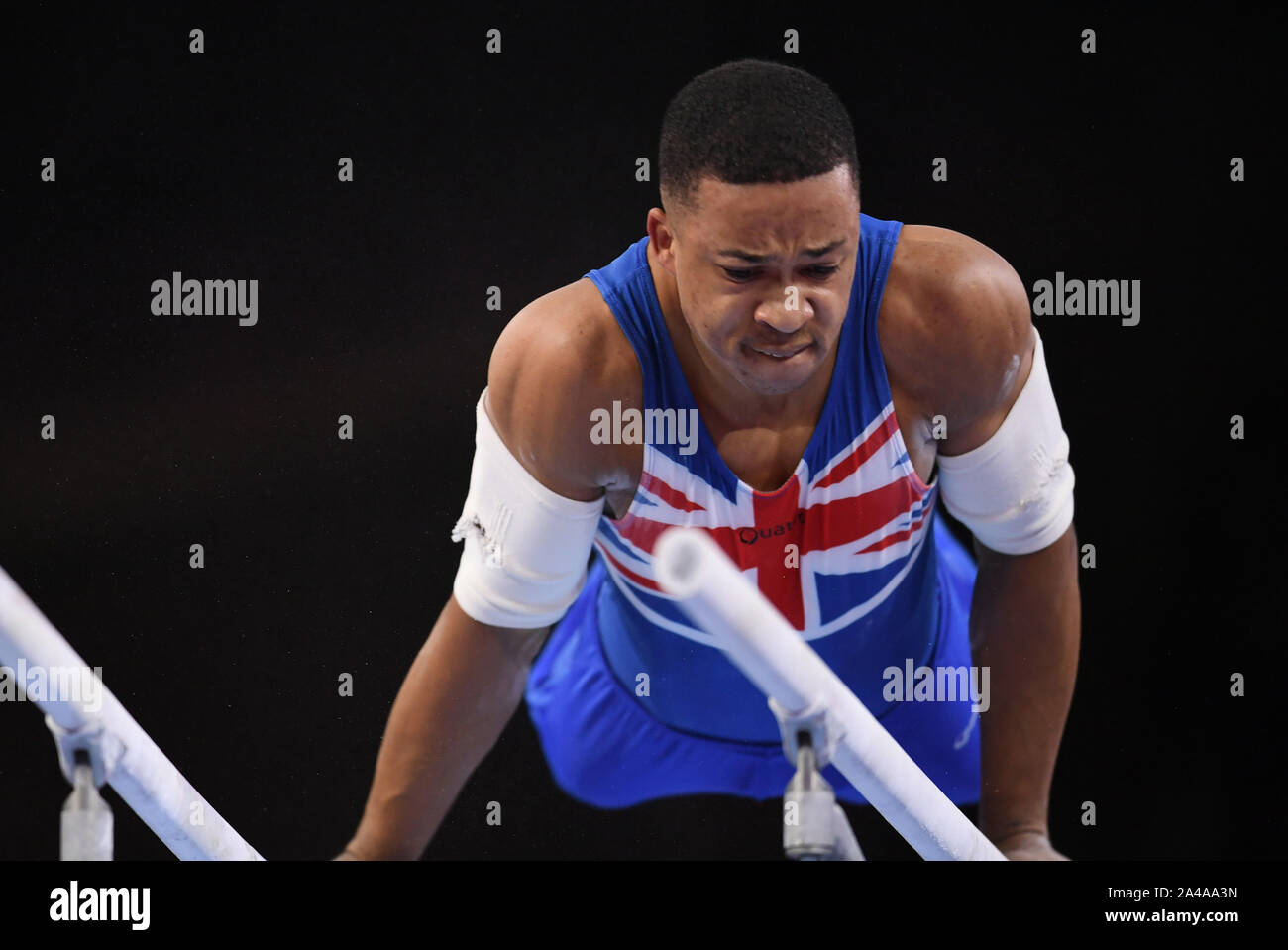 Stuttgart, Deutschland. 13 Okt, 2019. Joe Fraser von Großbritannien konkurriert, während parallel bars Final der Männer an der 2019 Abb. Gymnastics World Championships in Stuttgart, Deutschland, Okt. 13, 2019. Credit: Lu Yang/Xinhua/Alamy leben Nachrichten Stockfoto