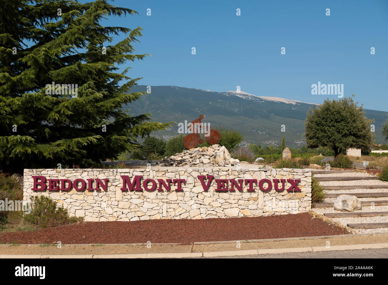 Round-about Kunstwerk auf der Straße, die in Bedoin, Provence, Frankreich. Stockfoto