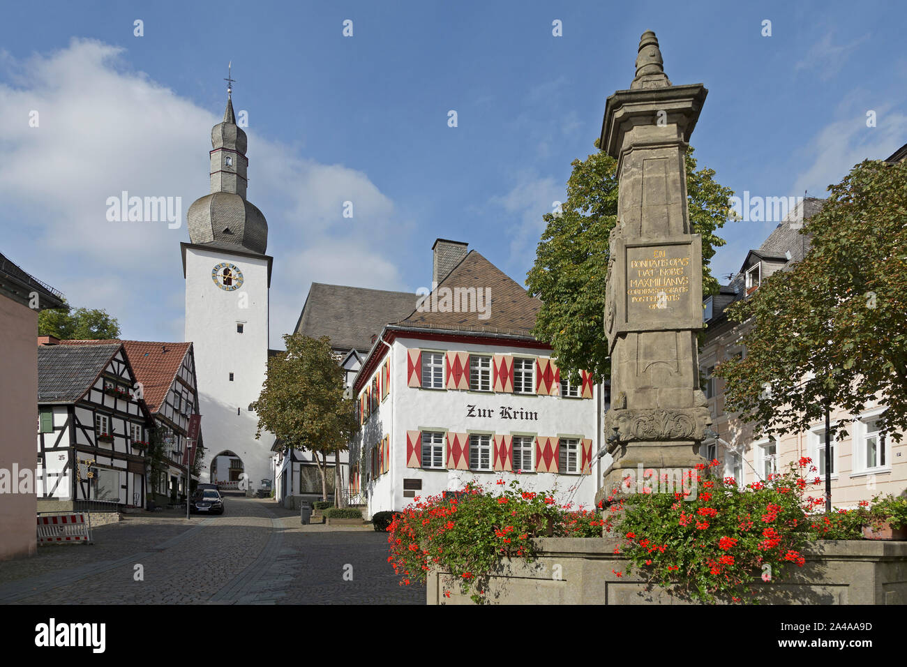 Der alte Markt mit Glockenturm und Maximilian Brunnen, Arnsberg, Sauerland, Nordrhein-Westfalen, Deutschland Stockfoto
