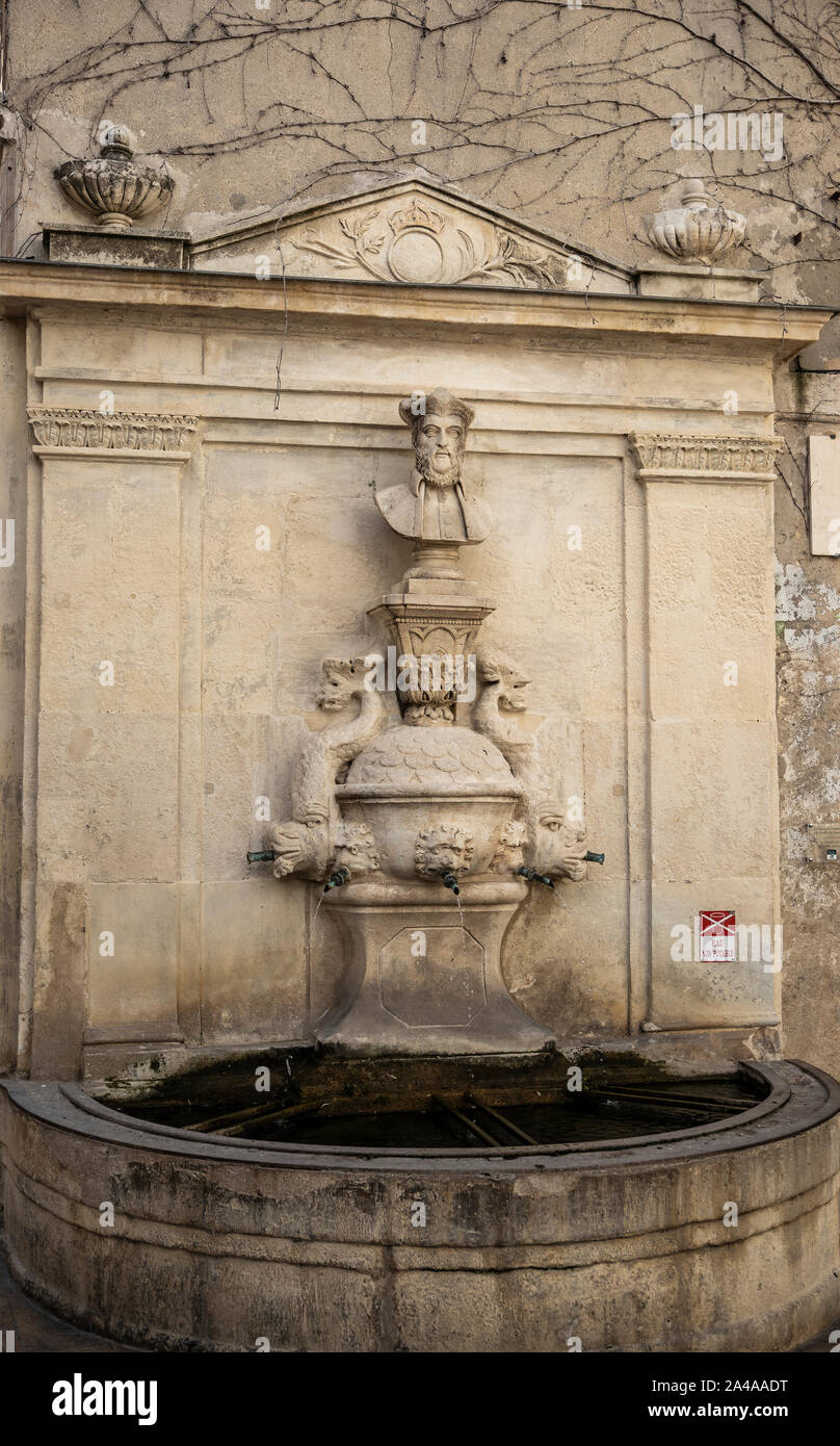 Nostradamus Stein Brunnen Skulptur in San Remy, Provence, Frankreich gefunden. Stockfoto