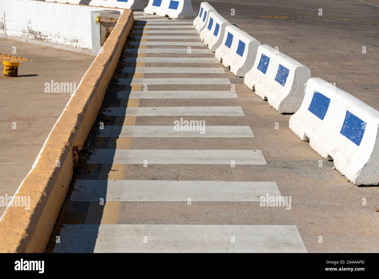 Agios Nikolaus, Kreta, Griechenland. Oktober 2019. Hafeneinfahrt entlang einer gestreiften Pfad für ankommende Passagiere am Agios Nikolaus port, Kreta. Stockfoto