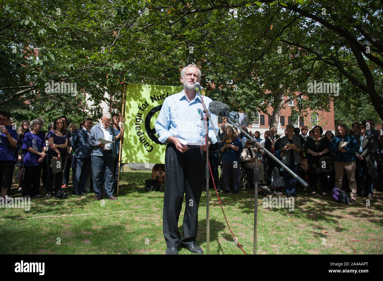 London, Großbritannien. 6. Aug 2015. Jeremy Corbyn und einige andere prominente Persönlichkeiten des öffentlichen Lebens nehmen an der Hiroshima Kirschbaum Zeremonie in Tavistock Square. Stockfoto