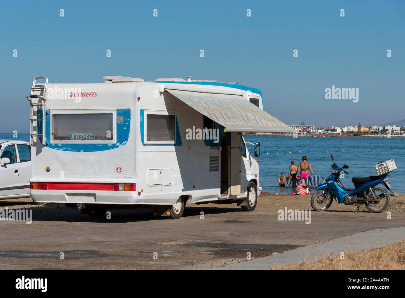 Gouves, Kreta, Griechenland. Oktober 2019. Ein altes Reisemobil am Strand von Kato Gouves auf einen Bereich, der eine US-Militärbasis in der Nähe von Heraklion, Kreta gewesen war. Stockfoto