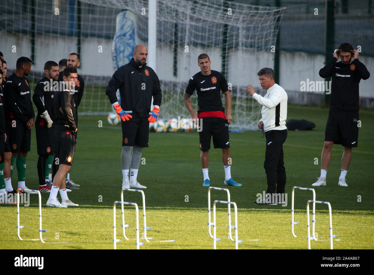 Bulgarien manager Krassimir Balakov Adressen Spieler während einer Trainingseinheit am Vasil Levski National Stadium, Sofia. Stockfoto