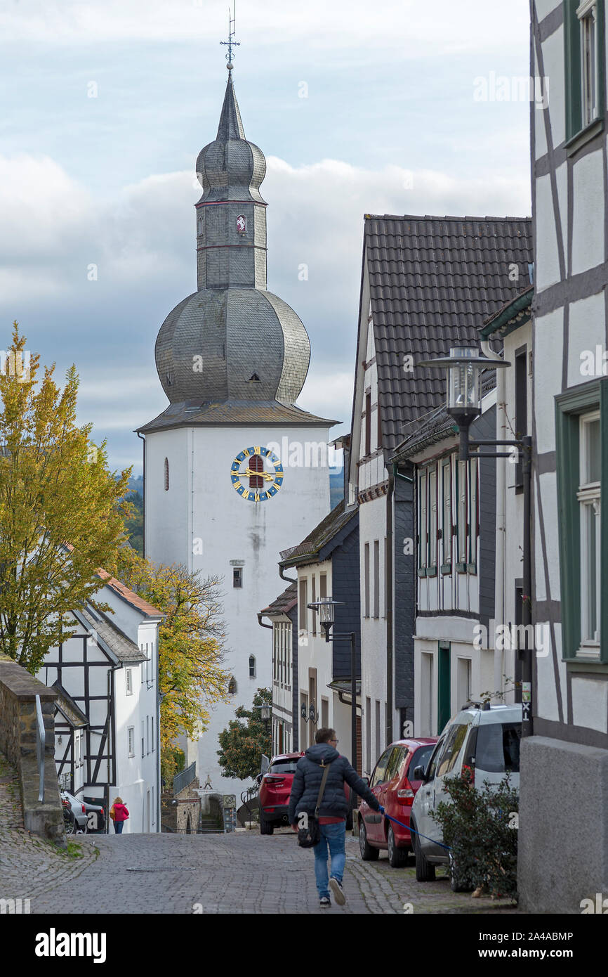 Glockenturm und Rahmen Häuser auf Castle Hill, Arnsberg, Sauerland, Nordrhein-Westfalen, Deutschland Stockfoto