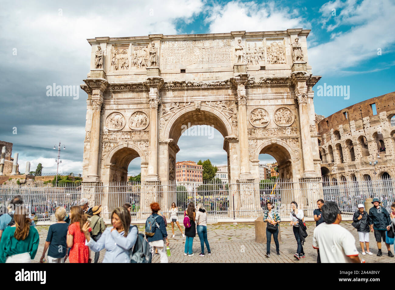 Rom, Italien, 3. Oktober 2019: Architektur Blick auf den Triumphbogen des Konstantin in der Nähe des Kolosseum oder Kolosseum. Stockfoto