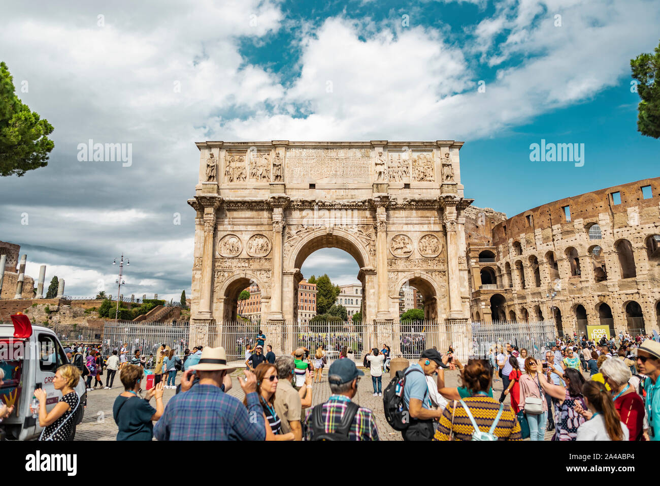 Rom, Italien, 3. Oktober 2019: Architektur Blick auf den Triumphbogen des Konstantin in der Nähe des Kolosseum oder Kolosseum. Stockfoto