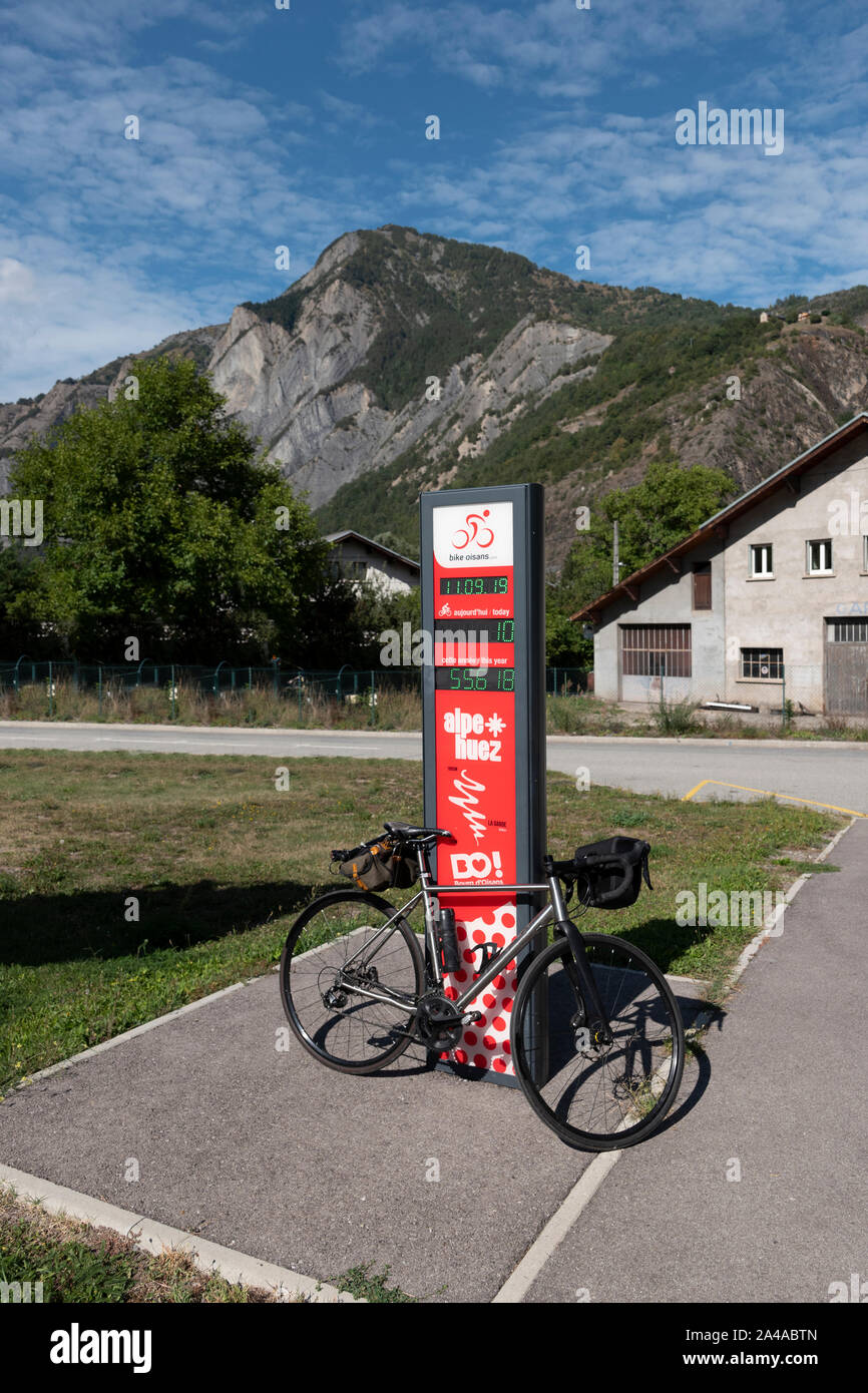 Reiter elektronischer Zähler am Fuße des berühmten Alpe d'Huez Radfahren Klettern, Bourg d'Oisans, Frankreich. Stockfoto