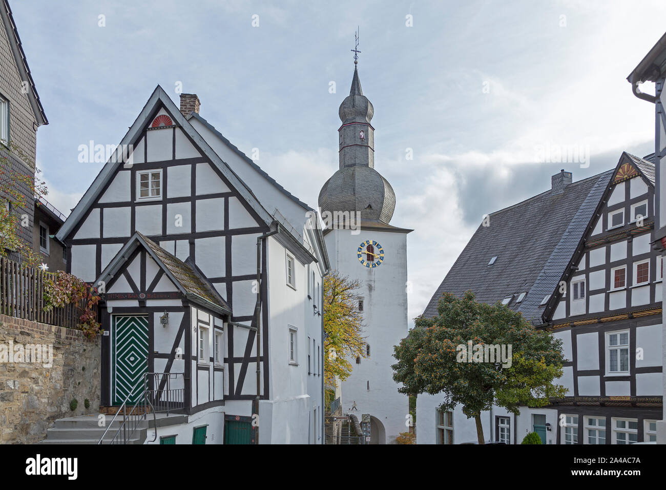 Glockenturm und Rahmen Häuser auf Castle Hill, Arnsberg, Sauerland, Nordrhein-Westfalen, Deutschland Stockfoto