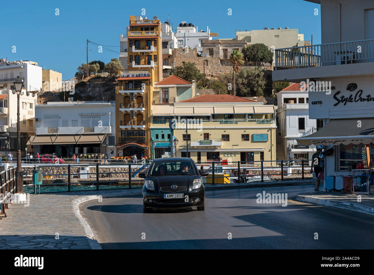 Agios Nikolaos, Crete, Griechenland. 2019. Das Hafengebiet dieser attraktiven Stadt am Golf von Mirabello ist bei Urlaubern und sehr beliebt Stockfoto