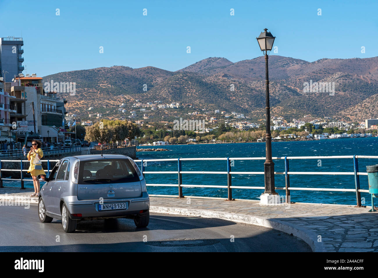 Agios Nikolaos, Crete, Griechenland. 2019. Das Hafengebiet dieser attraktiven Stadt am Golf von Mirabello ist bei Urlaubern und sehr beliebt Stockfoto