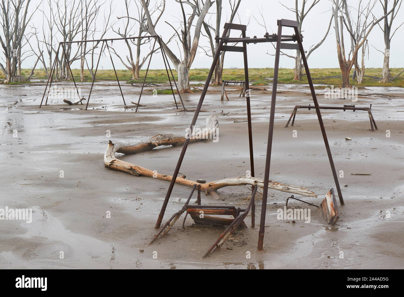 Abgebrochene Spiele für Kinder in den Ruinen von Epecuen, Provinz Buenos Aires, Argentinien. Stockfoto