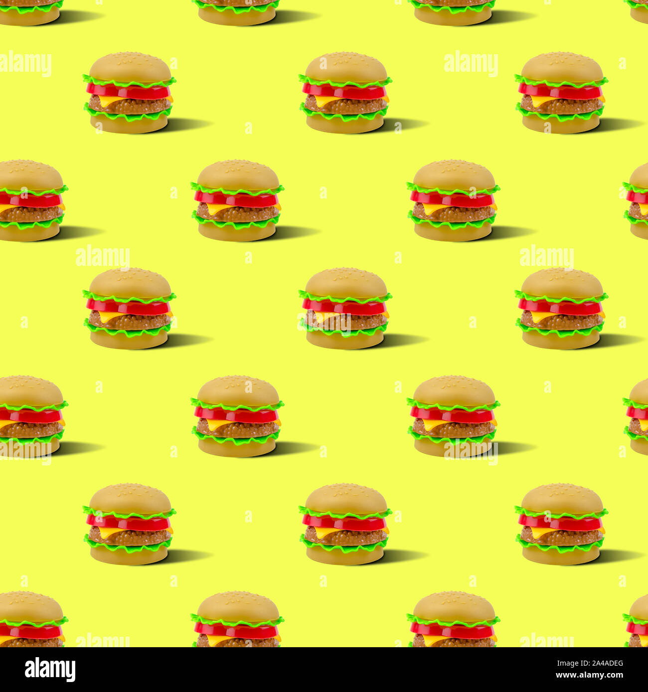 Fast food Muster Kunststoff Burger auf gelbem Hintergrund. Modern isometrische Muster Stockfoto