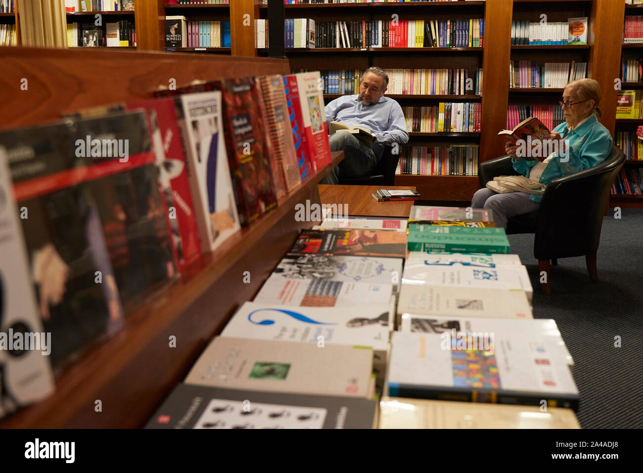 Leser im Ateneo Grand Splendid Buchhandlung, Recoleta, Buenos Aires, Argentinien. Stockfoto