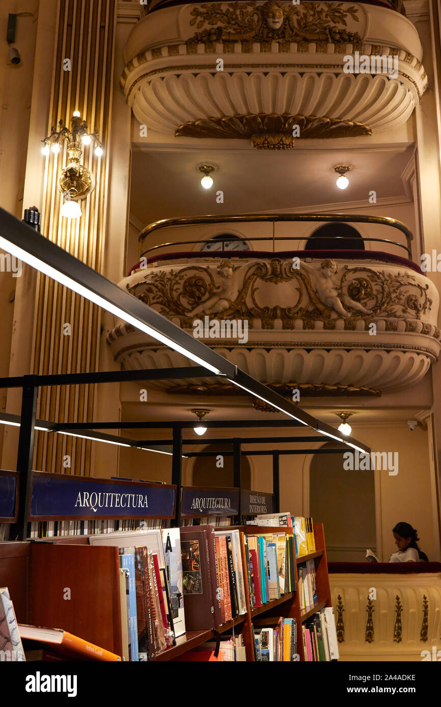 Innenräume der Ateneo Grand Splendid Buchhandlung, Recoleta, Buenos Aires, Argentinien. Stockfoto