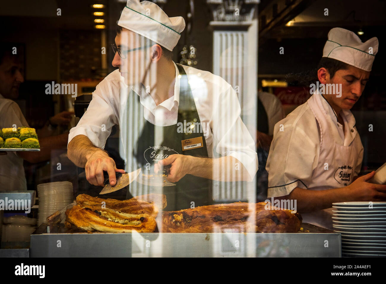Ein geborener Baker ist die Arbeit in einem Cafe und das Backen von Brot für seine Kunden. Den Alltag der Istanbul das Leben in der Stadt ist erstaunlich, und die Straßen sind genial. Stockfoto