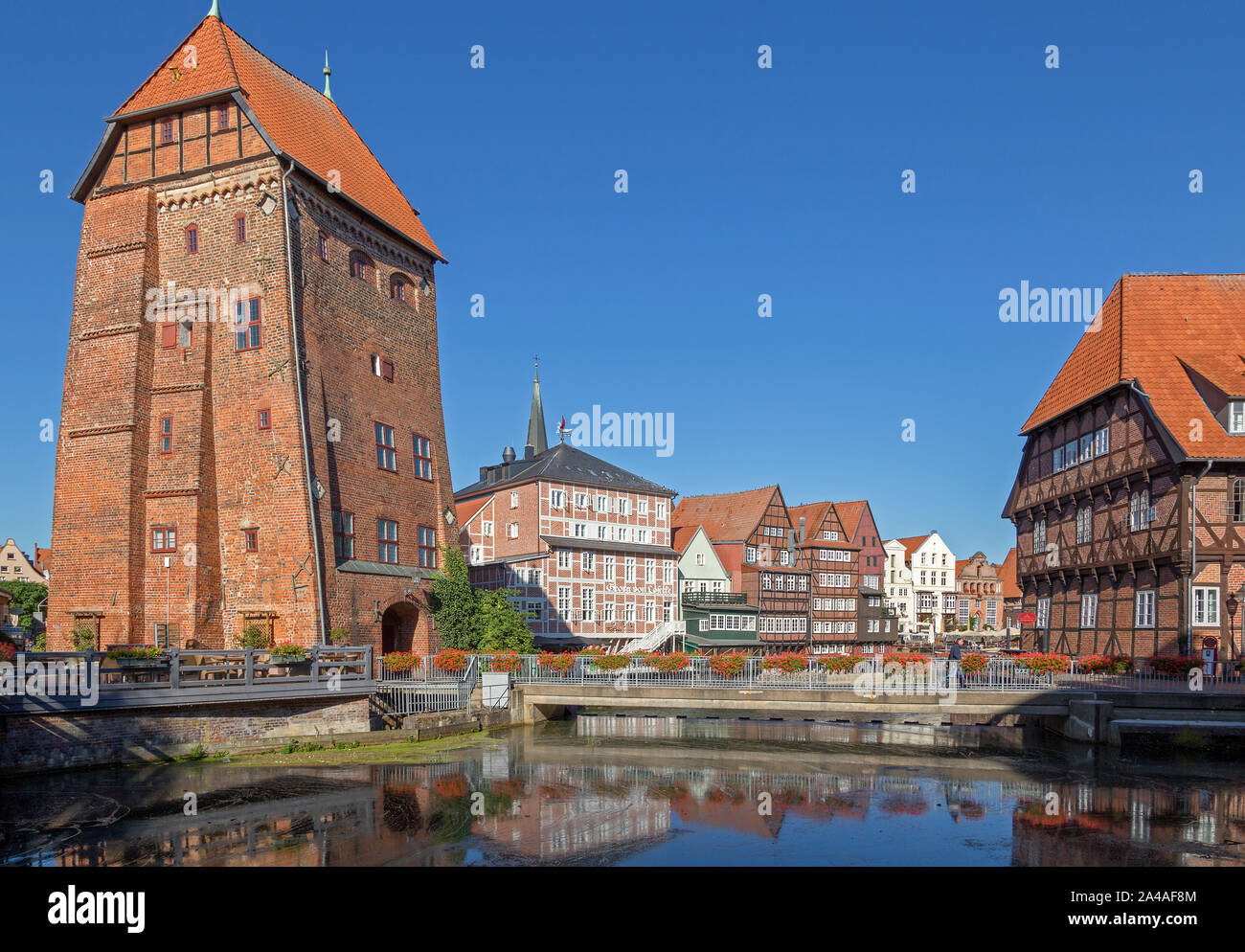 Abtswasserkunst Turm, frame Häuser am Stintmarkt und Restaurant Lüner Mühle, Altstadt, Lüneburg, Niedersachsen, Deutschland Stockfoto