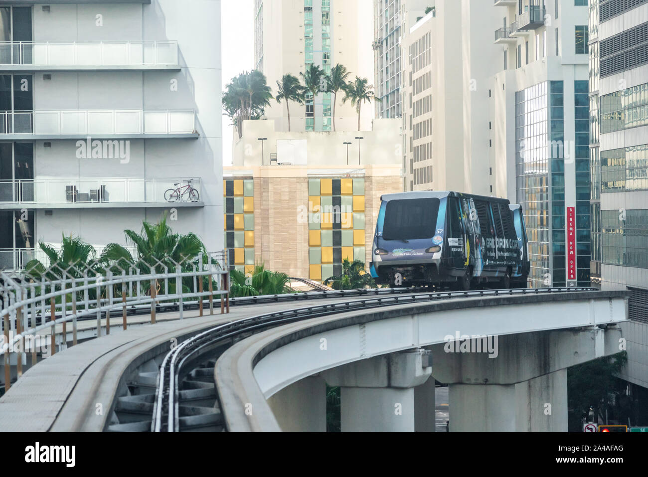 MIAMI, USA - 10. September 2019: Metro Mover Zug auf dem Bahnhof in der Innenstadt von Miami. Metro Mover ist der automatische Transport System in Miami Stockfoto