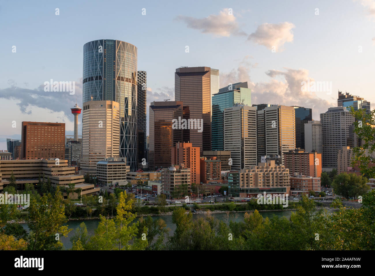 Calgary, Kanada - August 4, 2019: Blick in die Innenstadt von Calgary bei Sonnenuntergang Stockfoto