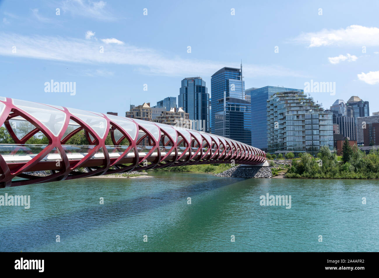 Calgary, Kanada - 31. Juli 2019: Peace Bridge und die Innenstadt im Hintergrund Stockfoto