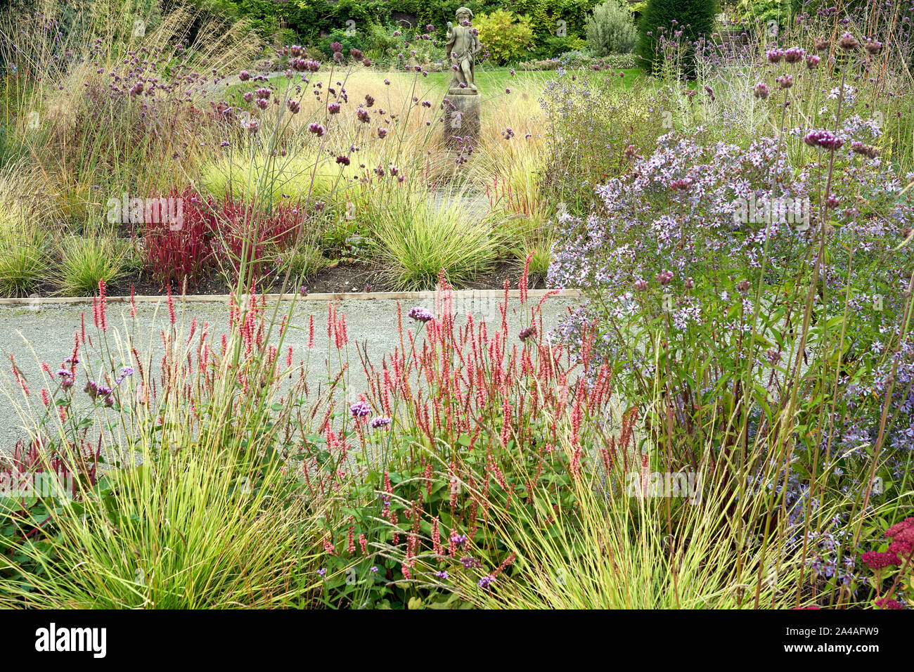 Pfad und die Statue auf dem Gelände des St Ffagans Castle, das Nationalmuseum für Geschichte, St Ffagans, Cardiff Stockfoto