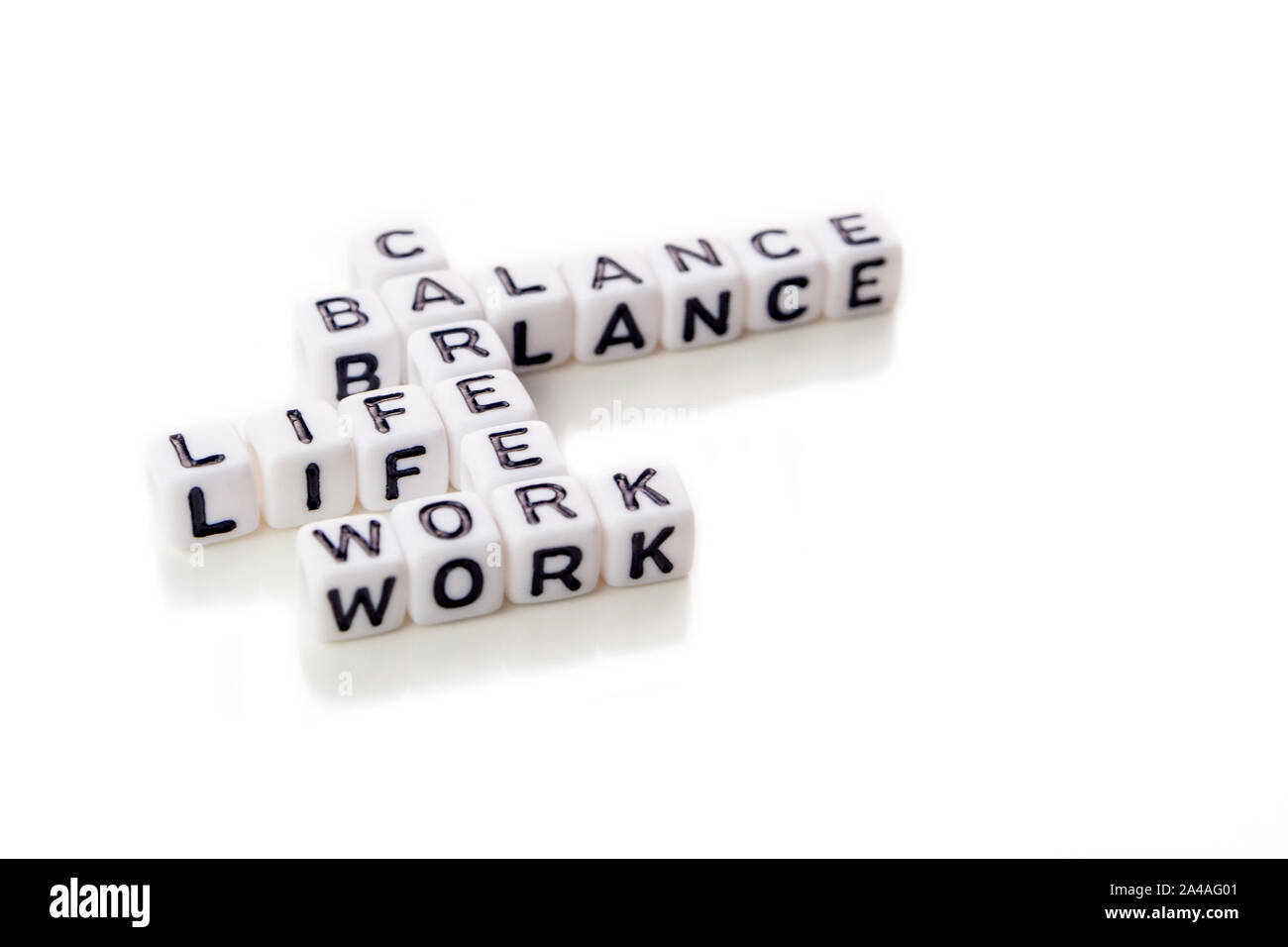 Kleine weiße Würfel mit schwarzen Buchstaben bilden ein Kreuzworträtsel mit dem Thema Work Life Balance als Gleichgewicht der beruflichen und persönlichen Familie leben auf Stockfoto