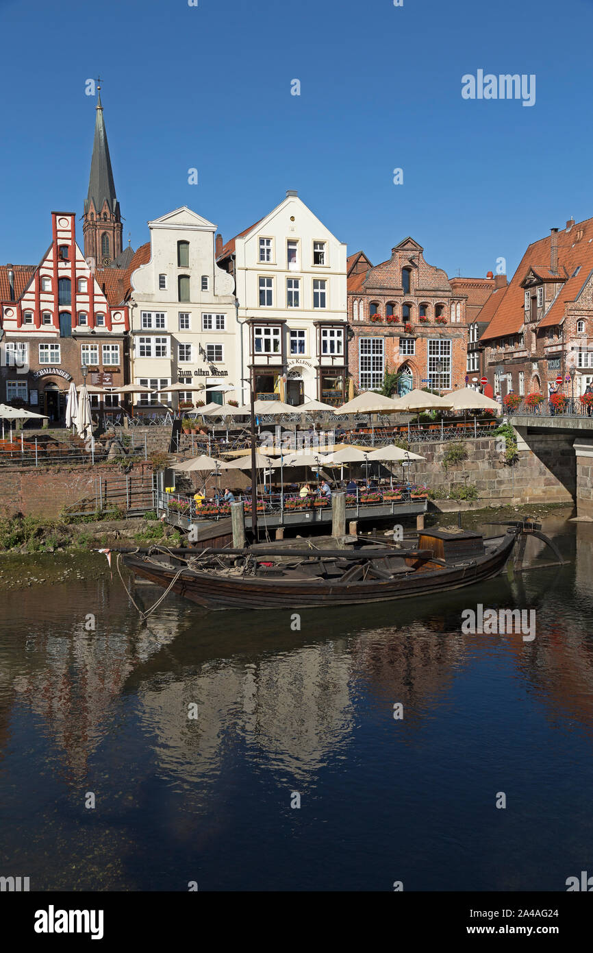 Den Stintmarkt mit einem Kinderwagen auf dem bootssteg gebunden, Altstadt, Lüneburg, Niedersachsen, Deutschland Stockfoto