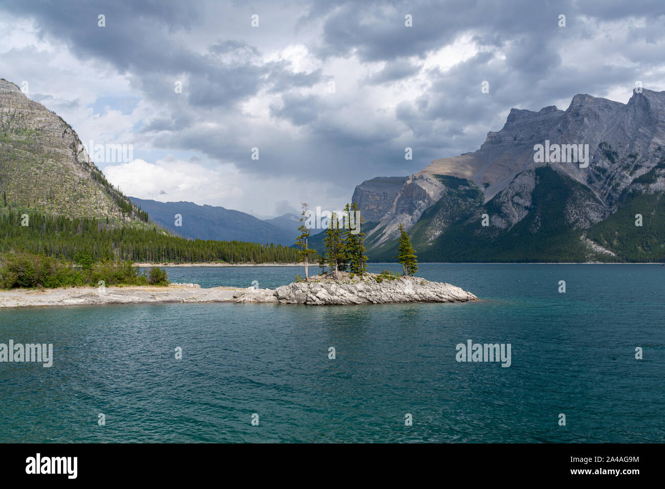 Kleine Insel auf dem Lake Minnewanka, Banff, Kanada Stockfoto