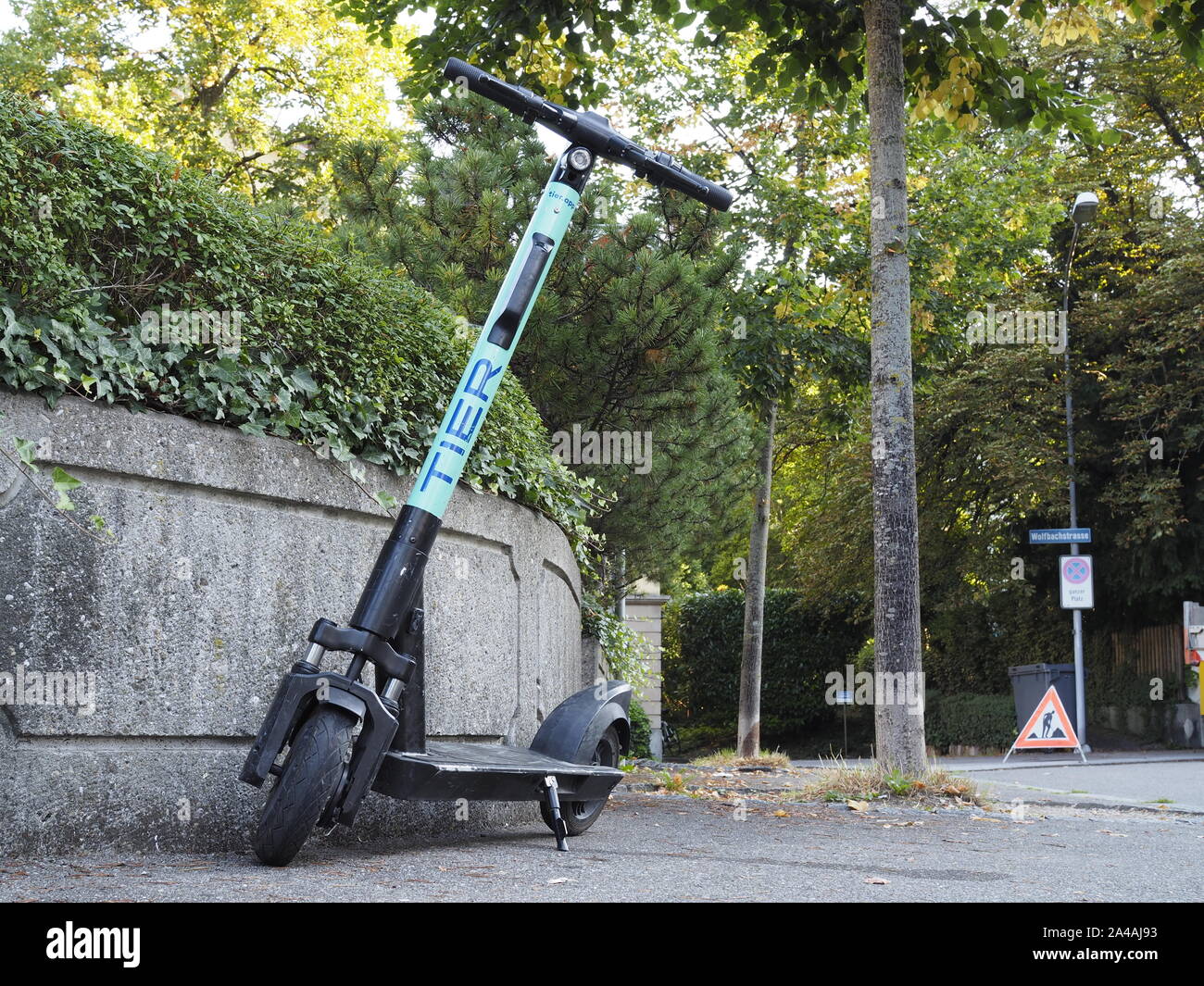 Stufe Elektro-Trottinette, E-Trotti auf Gehweg in Zürich Stockfoto
