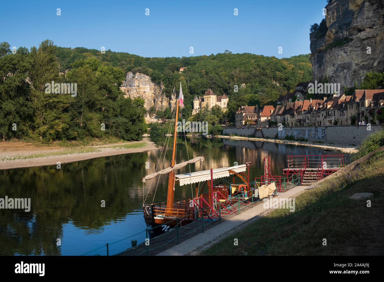 Gabares Boot auf dem Fluss Dordogne, La Roque Gageac, Perigord, Frankreich. Die gabares wurden ursprünglich für den Transport von Gütern auf dem Fluss verwendet Stockfoto