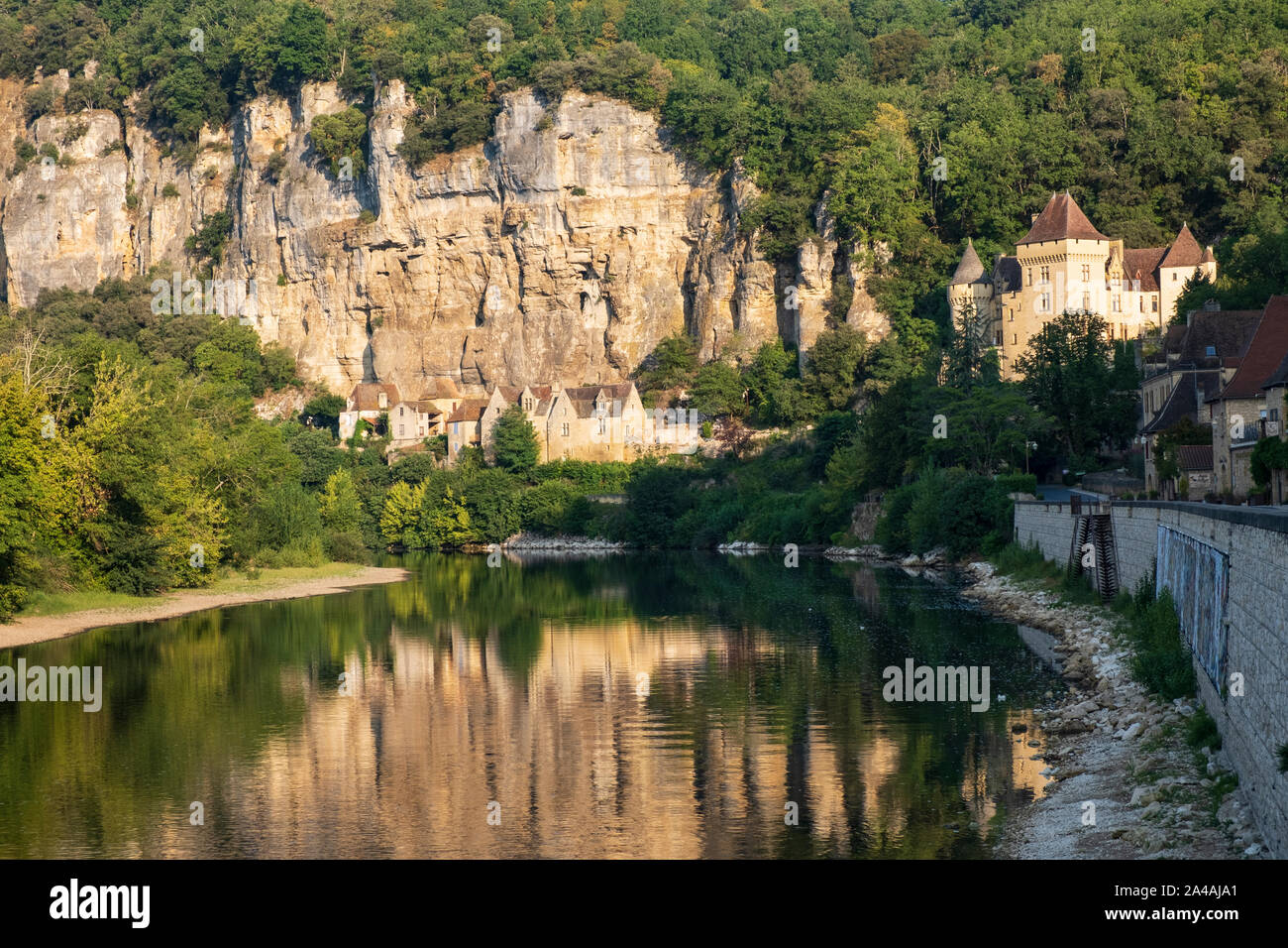 Fluss Dordogne, La Roque Gageac, Perigord, Frankreich, ruhigen Fluss Reflexion von tuffstein Klippen und Chateau Stockfoto