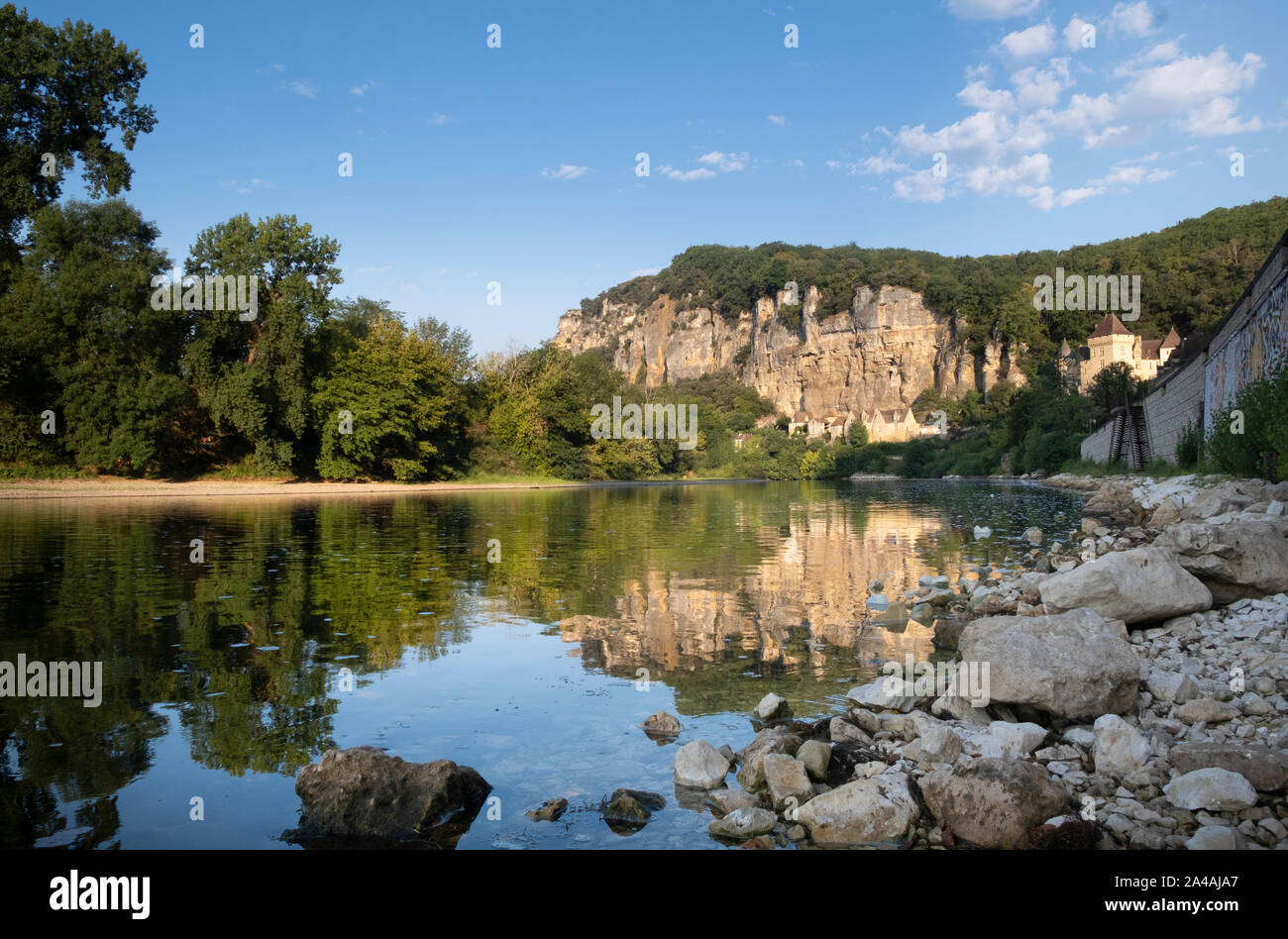 Fluss Dordogne in La Roque Gageac, Perigord, Frankreich, am frühen Morgen Reflexion von Kalkstein Schlucht in ruhigen Fluss Stockfoto