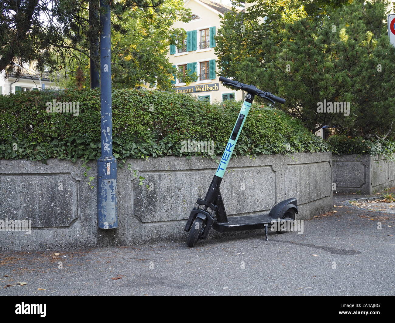 Stufe Elektro-Trottinette, E-Trotti auf Gehweg in Zürich Stockfoto