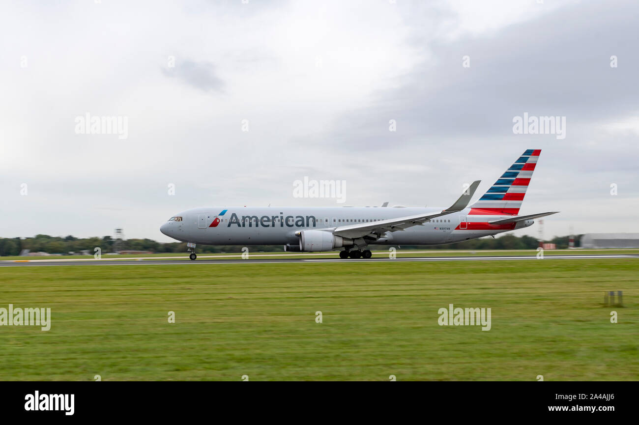 American Airlines, Boeing 767-323 (ER), N397 ein, Rolling zum Abheben, auf dem Flughafen Manchester Stockfoto