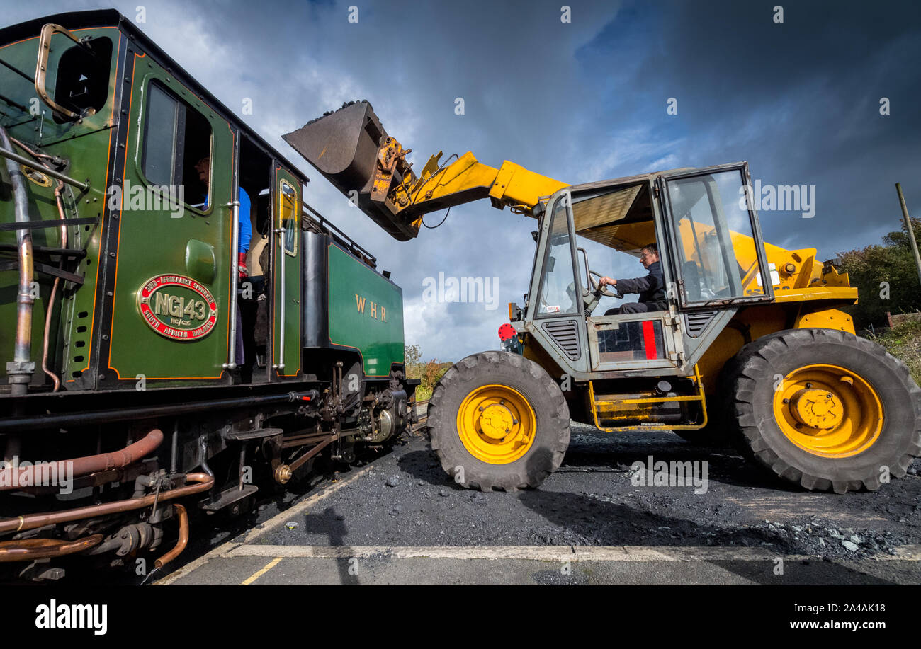 Ex South African Railways NGG 16 Klasse Garratt Beladen mit Kohle, die auf den Ffestiniog und Welsh Highland Railway, North Wales, UK Stockfoto