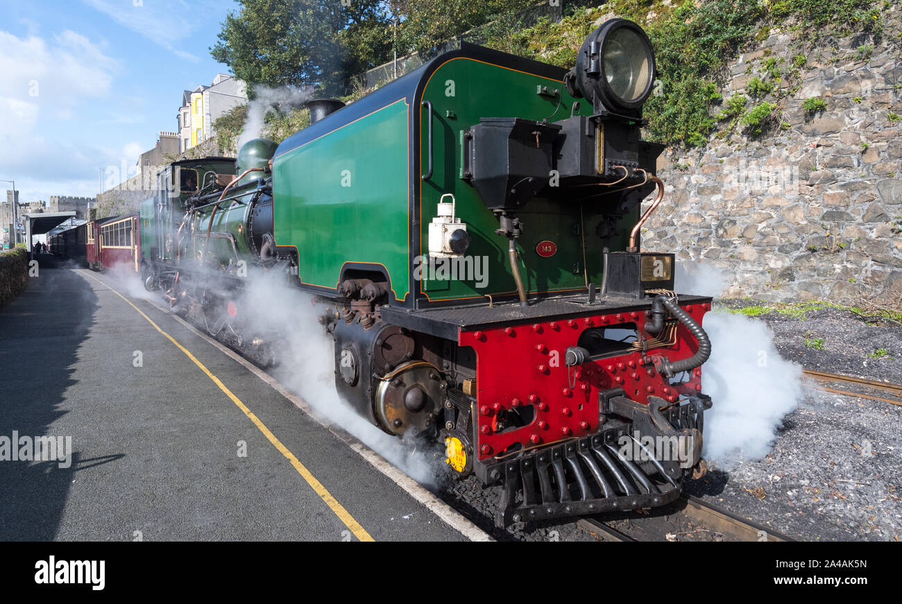 Ex South African Railways NGG 16 Klasse Garratt in grünen Lackierung, die auf den Ffestiniog und Welsh Highland Railway, North Wales, UK Stockfoto