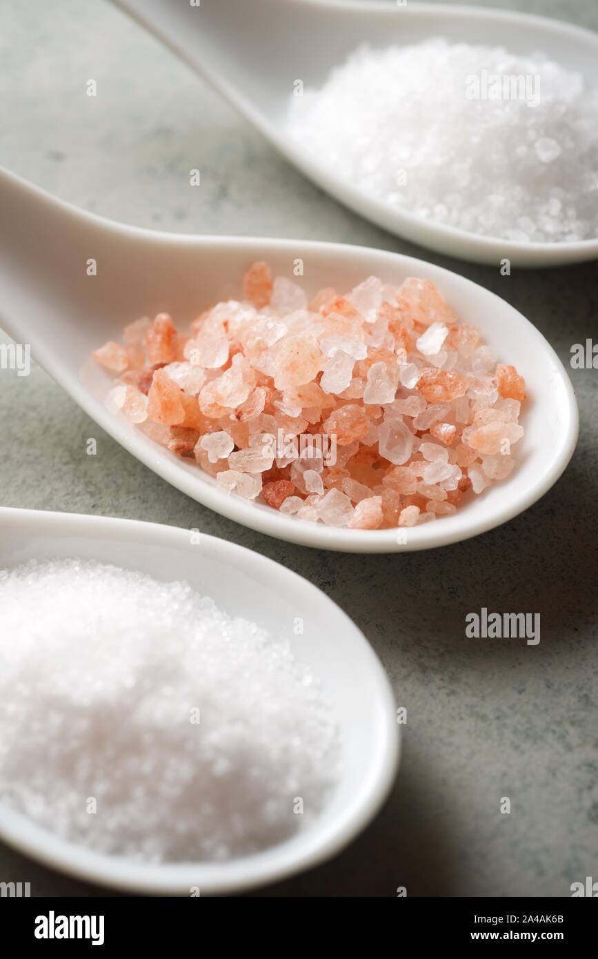 Verschiedene Arten von Salz auf einen Löffel. Stockfoto