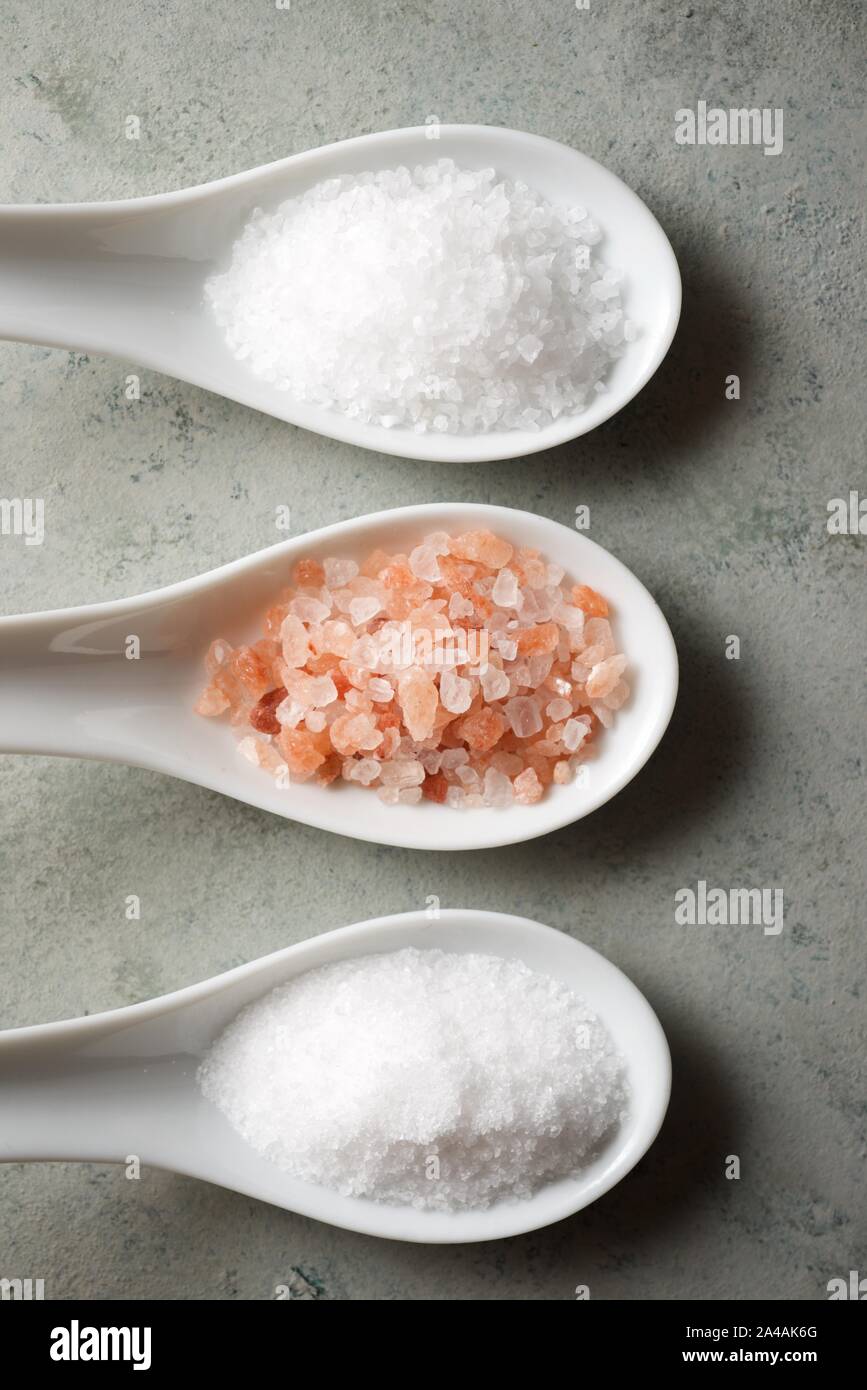 Verschiedene Arten von Salz auf einen Löffel. Stockfoto