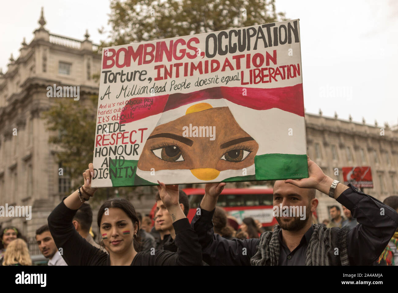 London, Großbritannien. 13 Okt, 2019. Demonstration der türkischen Invasion von rojava zu stoppen. Der Protest versammelt Broadcasting House, Portland Place vor dem Parlament marschieren Sq. Penelope Barritt/Alamy leben Nachrichten Stockfoto