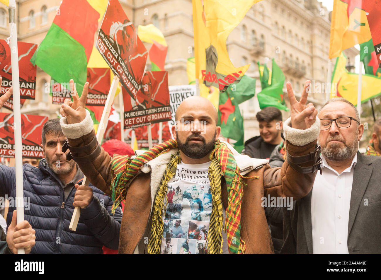 London, Großbritannien. 13 Okt, 2019. Demonstration der türkischen Invasion von rojava zu stoppen. Der Protest versammelt Broadcasting House, Portland Place vor dem Parlament marschieren Sq. Penelope Barritt/Alamy leben Nachrichten Stockfoto