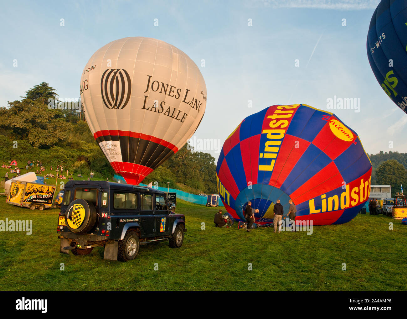 Lindstrand Heißluftballon aufgeblasen wird. Bristol International Balloon Fiesta, England Stockfoto