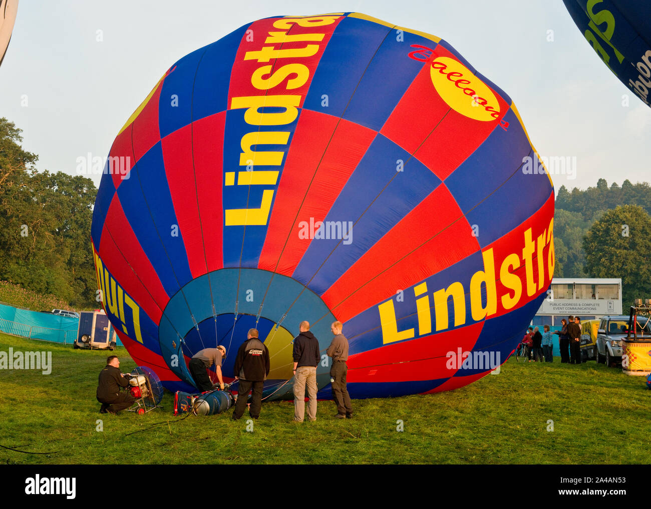 Lindstrand Heißluftballon aufgeblasen wird. Bristol International Balloon Fiesta, England Stockfoto